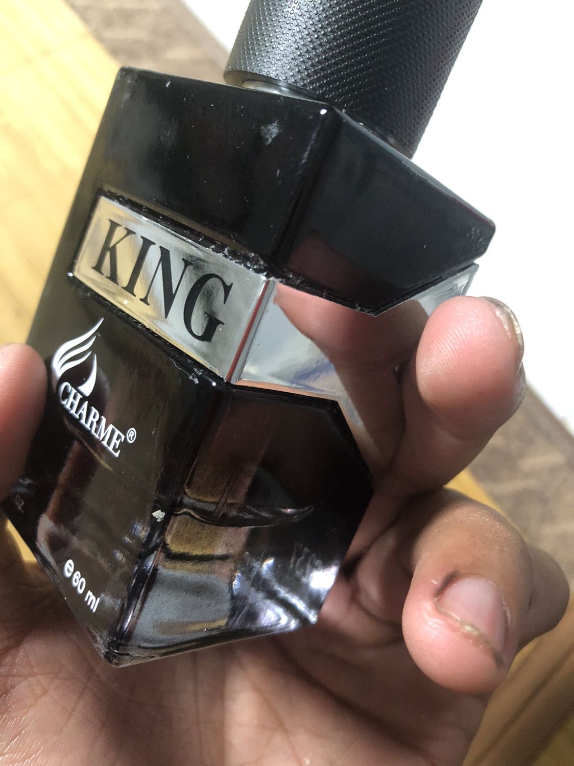 xử lí như hàng chợ tem thì rách chai thì dính đầy keo thừa.thấy tiki cũng uy tín nên đặt thử nhưng xem ra hương kb chuẩn r. trải nghiệm k hài lòng