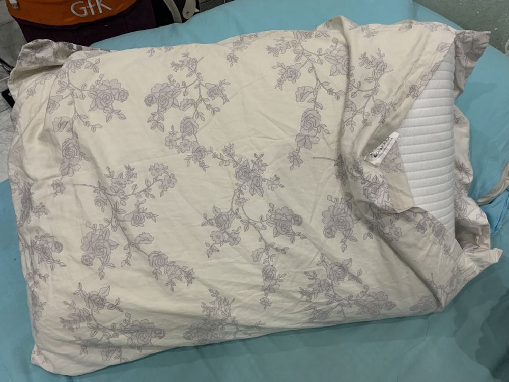 Nhà mình sài 4 loại gối:
Loại rẻ tiền mua ngoại thì trường giá 200 đổ xuống. (Nằm dễ mõi cổ, nên thêm tiền mua loại gối Memory foam)

Loại lông vũ 800 - 1 triệu. 
Loại cao su 100% trên 1 triệu. 
Loại cao su non memory foam này. 
Nói chung so gối Ru này và gối lông vũ thật mình nằm lâu nay, thì Ru 9d còn gối lông vũ 10 điểm. (Với mình và cho những người thích mềm lún thôi, nhưng ai bị đau cổ thì nên năm gối Ru vì nó cố định phần xương cổ)

Vì loại memory foam nó ko bị xẹp lún, cố định phần đầu và mặt. Nhưng nó hơi nóng, mình mở máy lạnh 26-27 độ, thì thấy được sự khác biệt)

Còn lông vũ tuy êm, mềm, lún nhưng mát hơn, khi nằm nó sẽ lún và nếu thỉnh thoảng lông vũ bên trong nó xẹp thì gối cũng xẹp nên không giữ phần xương cổ tốt như Ru. 

Gối lông vũ khi bạn cho nó phồng lên rồi nằm xuống thì nó ôm luôn cái má của bạn. 
Dùng lâu ngày phải đập cho mấy lông bên trong bung phồng ra. (Làm hành động này mình nhớ tới phim hoạt hình con mèo Tom hay đập đập cái gối trước khi nằm😂😂😂)

Với mình, mình vẫn quen nằm gối lông vũ hơn, vừa mát vừa mềm lún và êm. 
Gối Ru mình dùng đến hôm này đã khoảng 1 tuần, có thay đổi áo gối qua lại nhưng thấy gối lông vũ thật nó mát hơn. 
Còn gối cao su 100% với mình nó hơi cứng vào cao hơn lông vũ và Ru và mình ko thích. Mẹ mình ban đầu nằm gối cao su 100% cũng thấy nóng nhưng giờ đã quen. 

Tóm lại ai có vấn đề về cổ thì nên nằm gối Ru. 
Ai thích êm bồng bềnh, không có vấn đề về cổ và thích ôm sát vào mặt thì nên nằm lông vũ. 
Còn cao su 100% với mình thì hơi cao và nóng