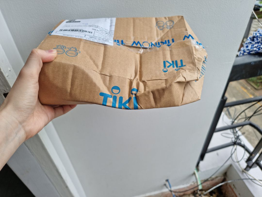 HỘP VẬN CHUYỂN KIỂU NÀY THỬ HỎI TẠI SAO TIKI LẠI DÁM ĐƯA CHO KHÁCH NHỈ. CHƯA BIẾT HÀNG HÓA THẾ  NÀO NHƯNG THẬT SỰ KHÔNG THỂ CHẤP NHẬN NỔI.  SHIPPER CÒN TỰ KÝ NHẬN, RỒI ĐỨNG TỪ XA XIN LỖI, RỒI CHẠY ĐI LUN. ĐỂ LẠI CÁI HỘP HÀNG NÁT BÉT DƯỚI ĐẤT. LẠY HỒN =))))))