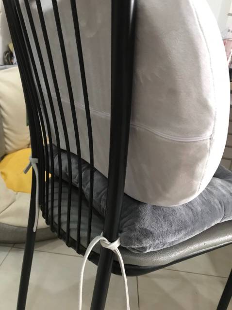 Đệm ngồi êm, vải nhung ấm áp. Ngoài ra shop có 2 dây buộc 2 bên giúp cố định với ghế nên ưng lắm ạ. Sẽ ủng hộ tiếp nếu có dịp