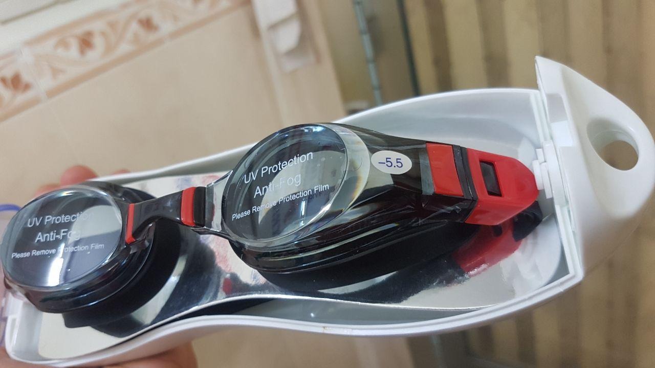 Mình bị cận 6 độ , nên theo khuyến cáo shop thì mua độ 5.5 để đeo cho thoải mái . Chất lượng đúng như mong đợi hàng chính hãng mà giá rất hợp lý . 
Màu kính trong , đeo hít mắt nhưng rất thoải mái , không bị đau mắt như các loại kính mình đã dùng .
Cái vòng cao su đeo mềm và dẻo nên không bị đau đầu . 
Mình đi  vào buổi trưa không bị loá thấy bảo do có màng UV.
Nói chung khá hài lòng với tiền bỏ ra mua kính này ,còn bền hay không để thời gian xem sao . Quá ngon cho 1 cái kính cận thị Mình bị cận 6 độ , nên theo khuyến cáo shop thì mua độ 5.5 để đeo cho thoải mái . Chất lượng đúng như mong đợi hàng chính hãng mà giá rất hợp lý . 
Màu kính trong , đeo hít mắt nhưng rất thoải mái , không bị đau mắt như các loại kính mình đã dùng .
Cái vòng cao su đeo mềm và dẻo nên không bị đau đầu . 
Mình đi  vào buổi trưa không bị loá thấy bảo do có màng UV.
Nói chung khá hài lòng với tiền bỏ ra mua kính này ,còn bền hay không để thời gian xem sao . Quá ngon cho 1 cái kính cận thị
