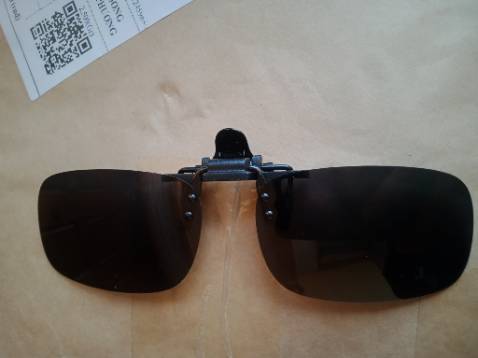 Kính nhìn xịn xò. mắt k gọng nên rất nhẹ. có điều phần kẹp nhỏ xíu thì nhìn thẩm mỹ và ko bị lộ nhưng lúc lắp ra lắp vào cầm hơi thiếu, pải cẩn thận, và k kéo mắt lên xuống đc như 1 số loại kẹp to.