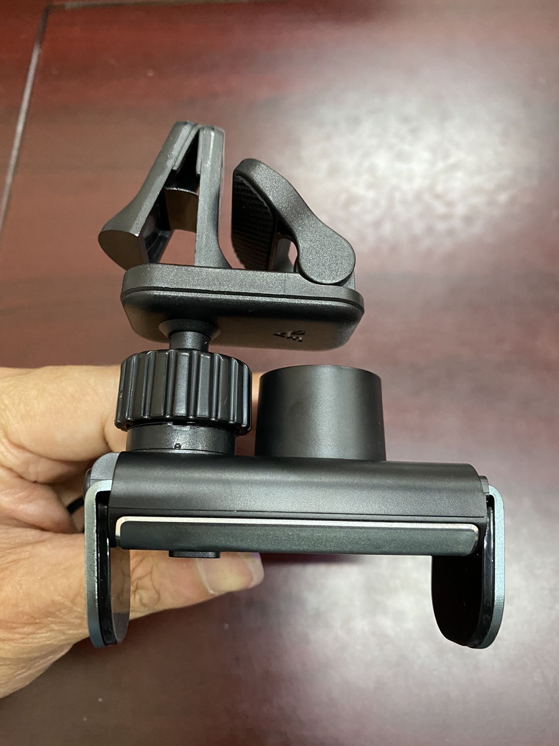 Sản phẩm đẹp, cứng cáp, độ hoàn thiện tốt. Bấm nhìn rất sang. Có điều mình vẫn chưa chọn đc chỗ nào để điện thoại ưng ý