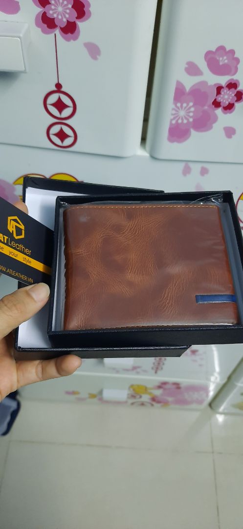 Giao hàng nhanh, có nhân viên CSKH gọi để đánh giá nhân viên shipper, đặt hôm trước hôm sau có. Giá tầm trung, mẫu mã đẹp chất da thì vừa phải không cứng quá không mềm quá.