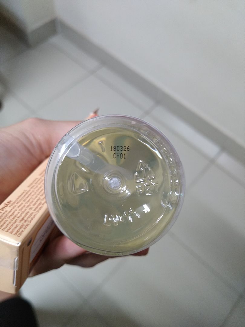 Tiki chuẩn bị hàng và giao khá nhanh. Deal giá tốt lắm còn được tặng son nữa. Dầu tẩy trang này khá dịu nhẹ, dùng xong ẩm mịn nhưng phải chịu khó nhũ hoá kỹ 1 chút. Sản phẩm oke, date xa.