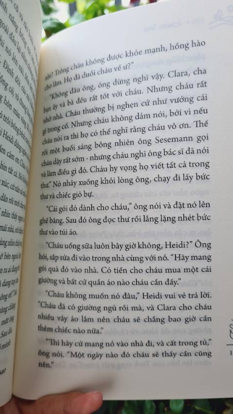 Heidi - cuốn sách viết cho trẻ con và những người yêu trẻ con
Một cuốn sách viết về những ngày tháng đầy màu sắc của một em bé 8 - 9 tuổi và những phép màu yêu thương. Chuyện viết về trẻ con nhưng chất chứa nhiều thông điệp dành cho cả những người yêu trẻ con. Luôn có niềm tin và luôn cố gắng rồi mọi chuyện tốt đẹp sẽ tới.
Có một đoạn viết về cảnh gặp lại giữa ông nội và cháu gái, tuy không mô tả nhiều nhưng lại khiến mình xúc động. Có lẽ tình thân là liều thuốc chữa lành những vết thương một cách nhanh chóng và hiệu quả nhất. 
#heidi