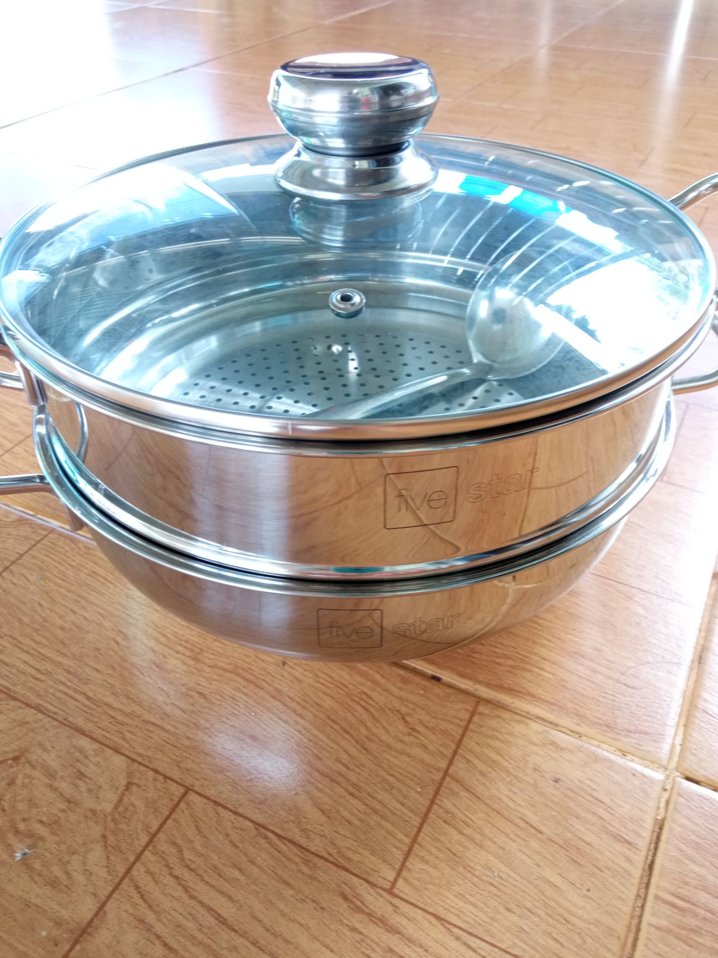 Nhận được hàng siêu nhanh, sớm hơn dự kiến nhiều. Nồi dày dặn, sáng bóng. 24cm là vừa đủ xinh. Được tặng thêm 2 vá xinh xinh.
