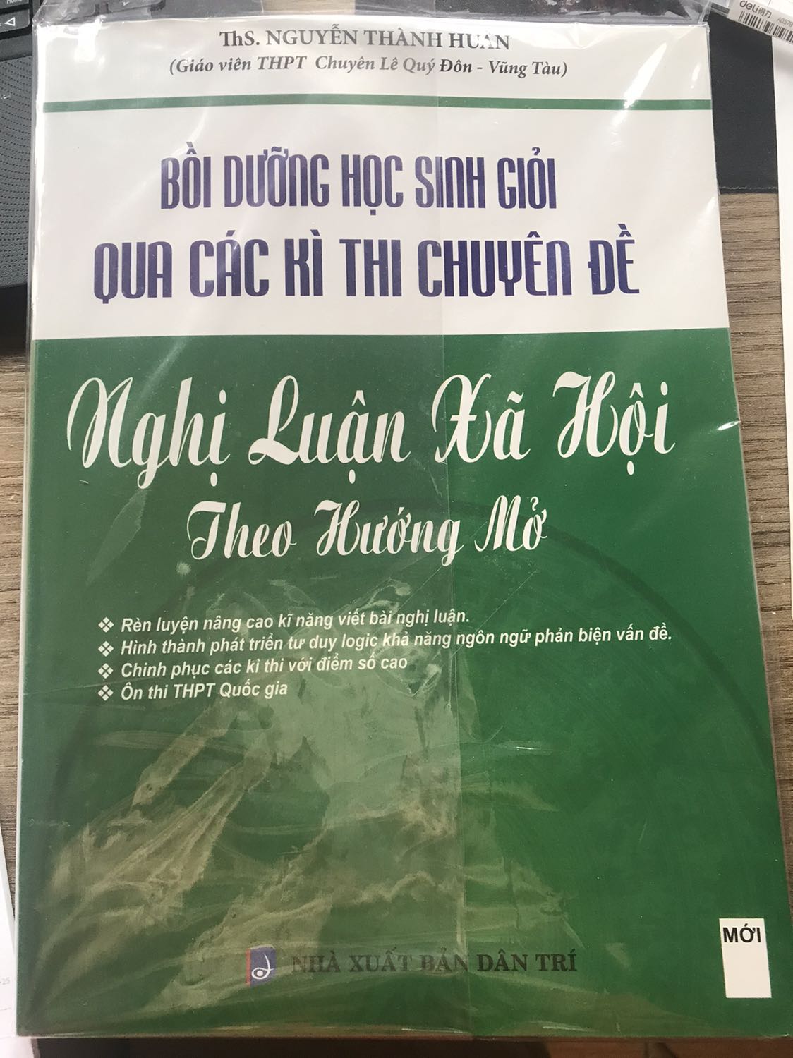 Sách giao nhanh ( ~ 2 ngày ). Sách được bọc cẩn thận và đóng gói chắc chắn nên không hề bị quăn hay rách gì hết, nhìn rất mới. Nói chung lần đầu tiên mua sách ở shop thấy khá ấn tượng ạ.