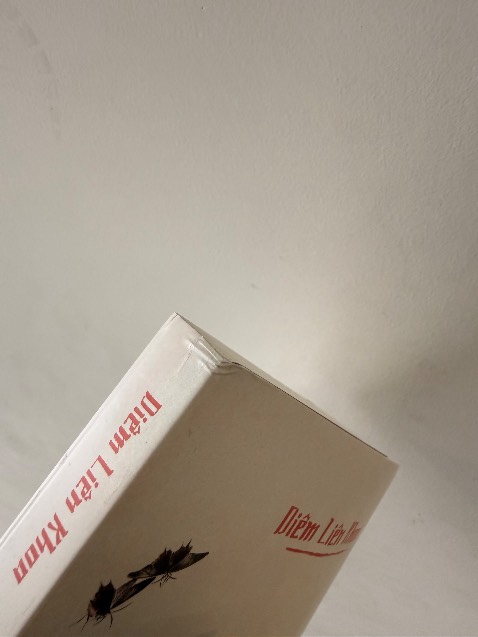 gói hàng cẩu thả dẫn đến cấn hư gáy sách.