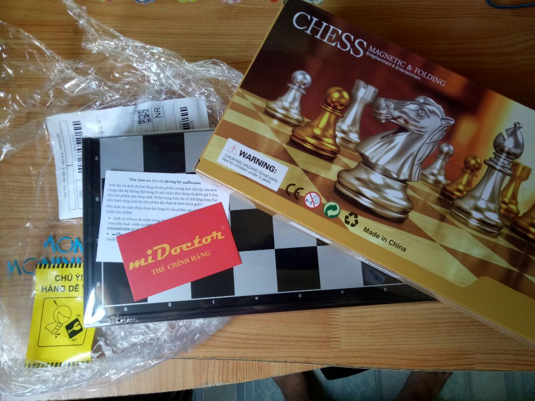 Mình rất hài lòng về sản phẩm của shop
+ đóng gói cẩn thận, có item hàng dễ vỡ, có cả thư cảm ơn
+ quân cờ chi tiết rất tỉ mỉ, mạ sơn đẹp toẹt zờiiii
Điều đáng tiếc duy nhất là bàn cờ có bản lề bằng nhựa (theo mình nó sẽ k bền) nếu thay bằng bản lề kim loại thì tốt hơn. Nhưng thôii, mình ủng hộ shop 5 * nhé ?