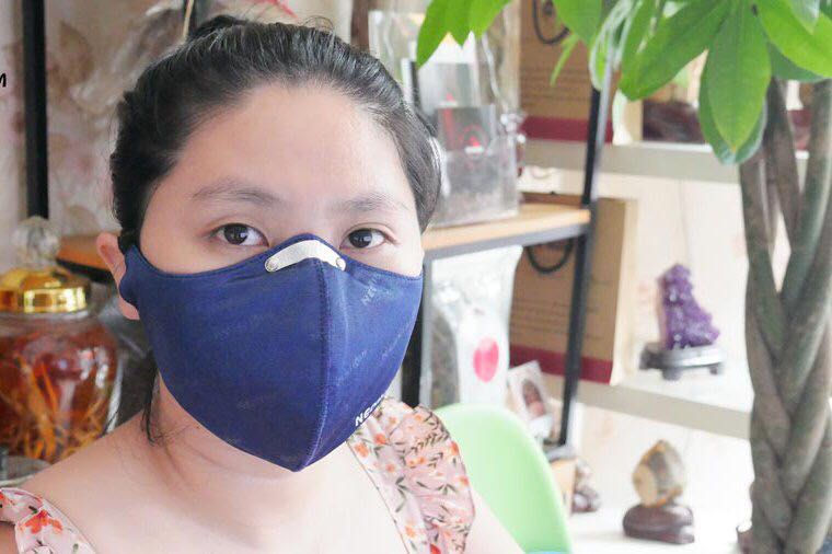 Sản phẩm đóng gói chắc chắn, màu sắc chuẩn mình thích luôn . Chất vải mền mịn, *** thử không thấy đau khi đeo qua tai . Sẽ ủng hộ thêm shop nhé