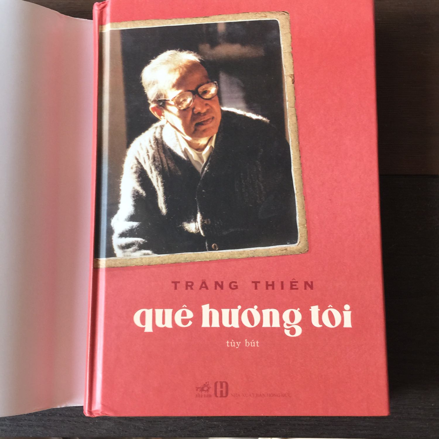 Đóng gói chưa tốt, khi vận chuyển bị móp bìa cứng ở cạnh gáy trên và dưới.
Xin đề nghị Nhà sách Tiki đổi cuốn khác!
Chân thành cảm ơn!