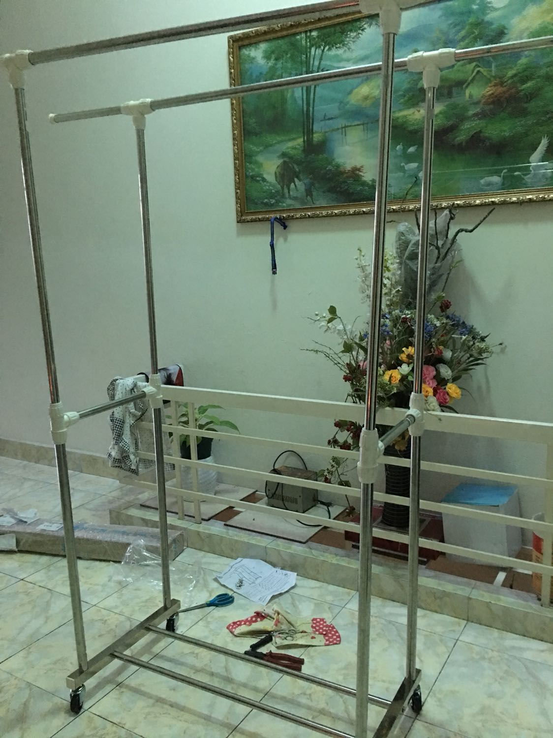 Giàn phơi sau khi lắp đặt rất ưng ý, cao và vững chắc, có bánh xe di chuyển thuận tiện, phơi được nhiều đồ. Để trong nhà hay ngoài sân đều tốt. Khi lắp ráp hơi cực 1 chút, phải mất đến 30’ mình mới lắp xong, chắc do phụ nữ tay yếu nên phải dùng sức nhiều,(vặn mấy cải ốc vít ở thanh số 6 hơi cực).
Mình rất thích sản phẩm này!