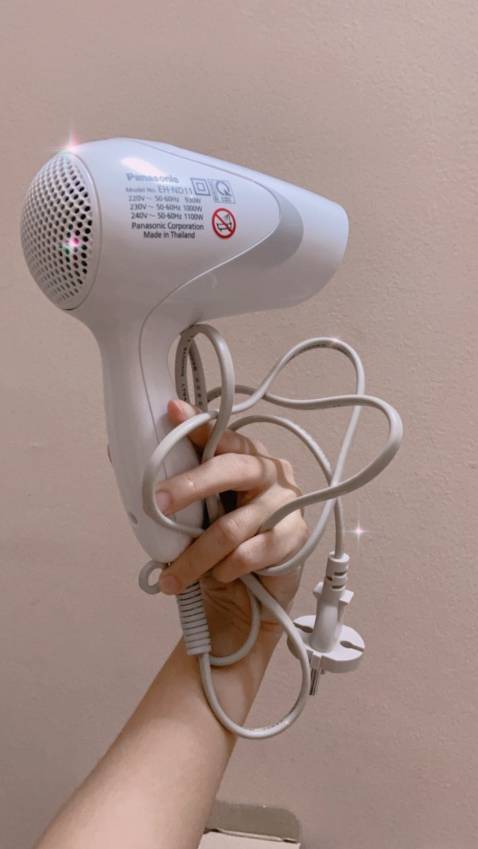 Mình đã sử dụng máy, máy mới xinh xẻo nhỏ gọn, cầm nắm nặng và chắc tay lắm. 
Lúc đầu thấy máy hơi nhỏ nghĩ sấy lâu khô tóc nhưng máy chạy rất êm, công suất tốt, sấy tầm 5p là tóc đã gần khô và không bị nóng quá. Lúc sấy có một chút mùi hôi vì máy còn mới.
Tiki no.1, máy mới, & xịn và đẹp, giao hàng nhanh.