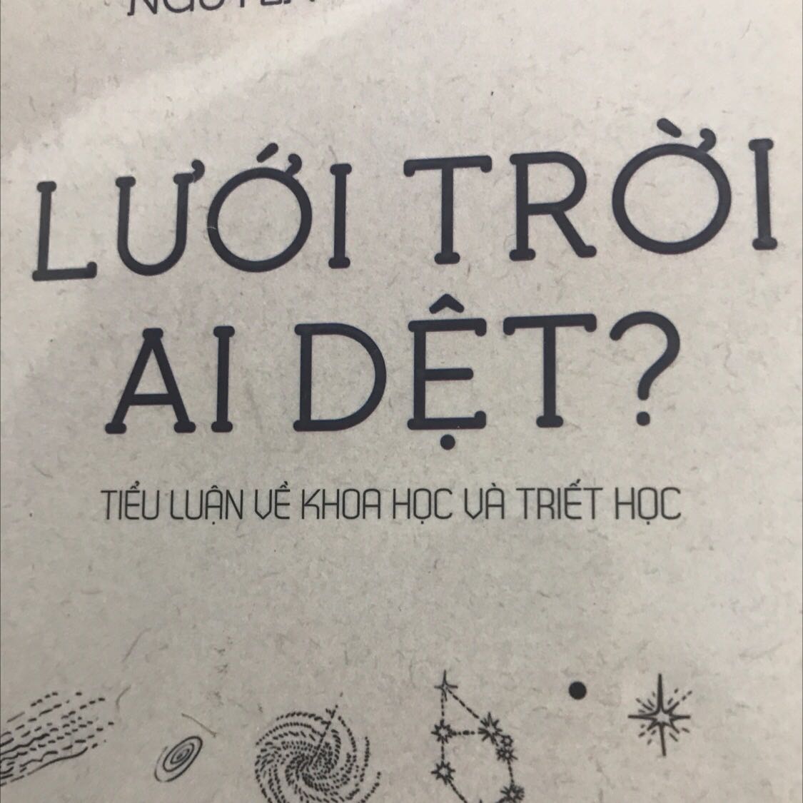 Đọc từ cuốn Đường xa nắng mới, chú Bách là một nhà khoa học và khám phá tâm linh như một kẻ "tự coi mình là ngoại đạo". Vì là 1 nhà khoa học nên những tìm hiểu ghi chép từng địa danh nơi chốn lịch sử... rất chi tiết, kĩ lưỡng. Tác giả làm việc ở Đức. Lại thêm 1 chút gì đó của sự kỹ lưỡng. Giọng văn k khô khan. Đầy gợi mở phiêu lưu. Cảm giác đi theo chú trên mỗi chuyến đi, đã thích đi theo rồi thì chú đi đâu, mình đi đó haha. Đọc sách của tác giả sẽ không có cảm giác bị gò bó, khuôn định trong văn chương, giáo điều. Mà là khám phá của 1 tâm hồn ưa phiêu lưu. Đọc từ cuốn Đường xa nắng mới, chú Bách là một nhà khoa học và khám phá tâm linh như một kẻ "tự coi mình là ngoại đạo". Vì là 1 nhà khoa học nên những tìm hiểu ghi chép từng địa danh nơi chốn lịch sử... rất chi tiết, kĩ lưỡng. Tác giả làm việc ở Đức. Lại thêm 1 chút gì đó của sự kỹ lưỡng. Giọng văn k khô khan. Đầy gợi mở phiêu lưu. Cảm giác đi theo chú trên mỗi chuyến đi, đã thích đi theo rồi thì chú đi đâu, mình đi đó haha. Đọc sách của tác giả sẽ không có cảm giác bị gò bó, khuôn định trong văn chương, giáo điều. Mà là khám phá của 1 tâm hồn ưa phiêu lưu.