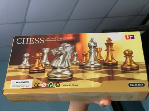 Bàn cờ đẹp nha, những con cờ cũng rất đẹp. Bé mình rất thích, giao hàng siêu nhanh đặt hôm trước hôm sau có hàng rồi. Đóng hàng rất kỹ. Nói chung đẹp, hài lòng. Có điểm trừ là ngay khớp nối giữa 2 bàn cờ ko đc chắc chắn cho lắm, mở ra mở vô nhiều sợ nó sứt gãy. Cảm ơn shop, cảm ơn a shiper nhiều nhé!