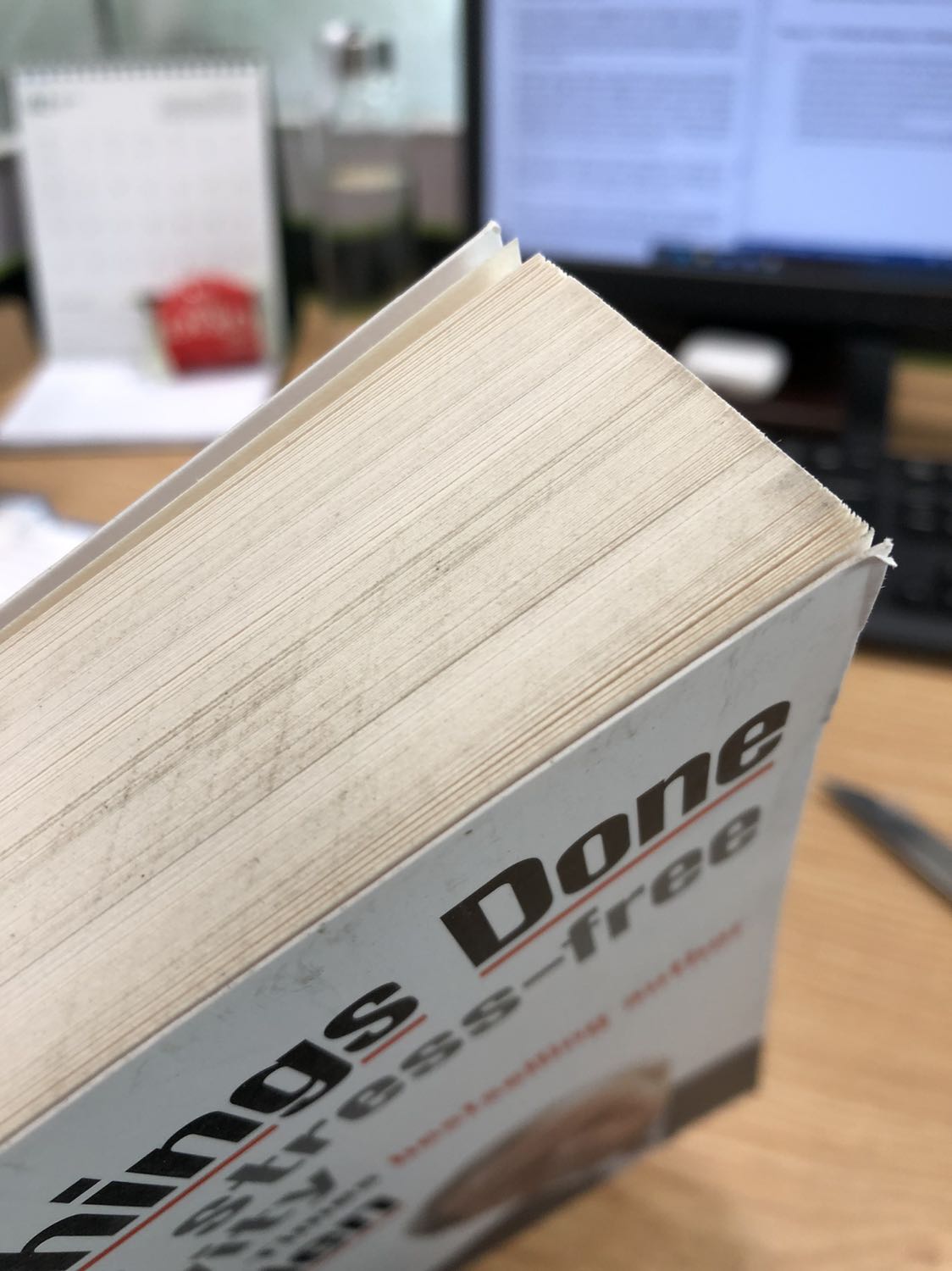 Đây là lần đầu tiên mình đánh giá một sản phẩm dưới 5 sao. Tiki ship sách rất sớm và nhân viên nhanh nhẹn. Cái này mình không chê trách gì.
Tuy nhiên cuốn Getting Things Done đầu tiên mình đặt rất cũ và bẩn. Sau khi làm việc với team supporters để đổi trả, quyển thứ hai mình nhận vẫn cũ và bẩn như vậy, chỉ là đỡ cũ hơn quyển đầu tiên (4 ảnh đính kèm là hình mình chụp từ quyển đã đổi trả). Có thể lý do là vì kho lưu trữ sách này chưa sạch sẽ hoặc khâu bảo quản sách chưa tốt, nhưng đến lần thứ 2 vẫn vậy thì mình phải đánh giá 2 sao thôi.