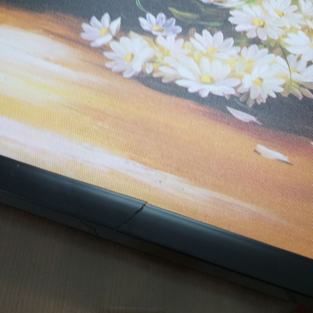 Mọi lần đều kiểm hàng trước khi nhận lần này do vội ko kiểm hàng kết quả là khung bị vỡ 3 cạnh liền ko biết là do shop đóng gói hay do vận chuyển.  Ko treo được luôn.