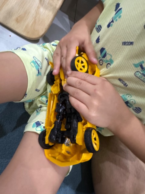 Sản phẩm nhựa mỏng, khớp nối quá tệ, ko chắc chắn.. có thể gây tổn thương cho trẻ nhỏ , khi cố ép lực tay để ráp...😎