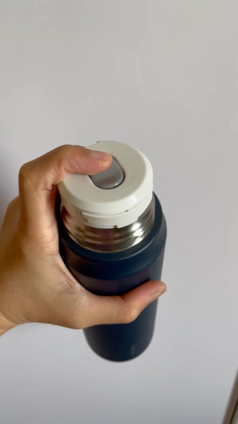 Thấy đồng nghiệp khen nên mình mua dùng thử. Ấn tượng ban đầu là lớp ngoài nhám rất dễ cầm mà không bị vết vân tay. Màu sắc sang trọng, thiết kế đẹp mắt. Điểm cộng là mở nắp uống trực tiếp rất mượt và dễ, chỉ cần dùng 1 tay. Nắp có thể làm nắp uống nếu thích.

Mình mua được giá sale, chất lượng tốt hơn hẳn loại rẻ tiền và cũng an tâm vì Lock and Lock quá nổi tiếng  về bình giữ nhiệt rồi!