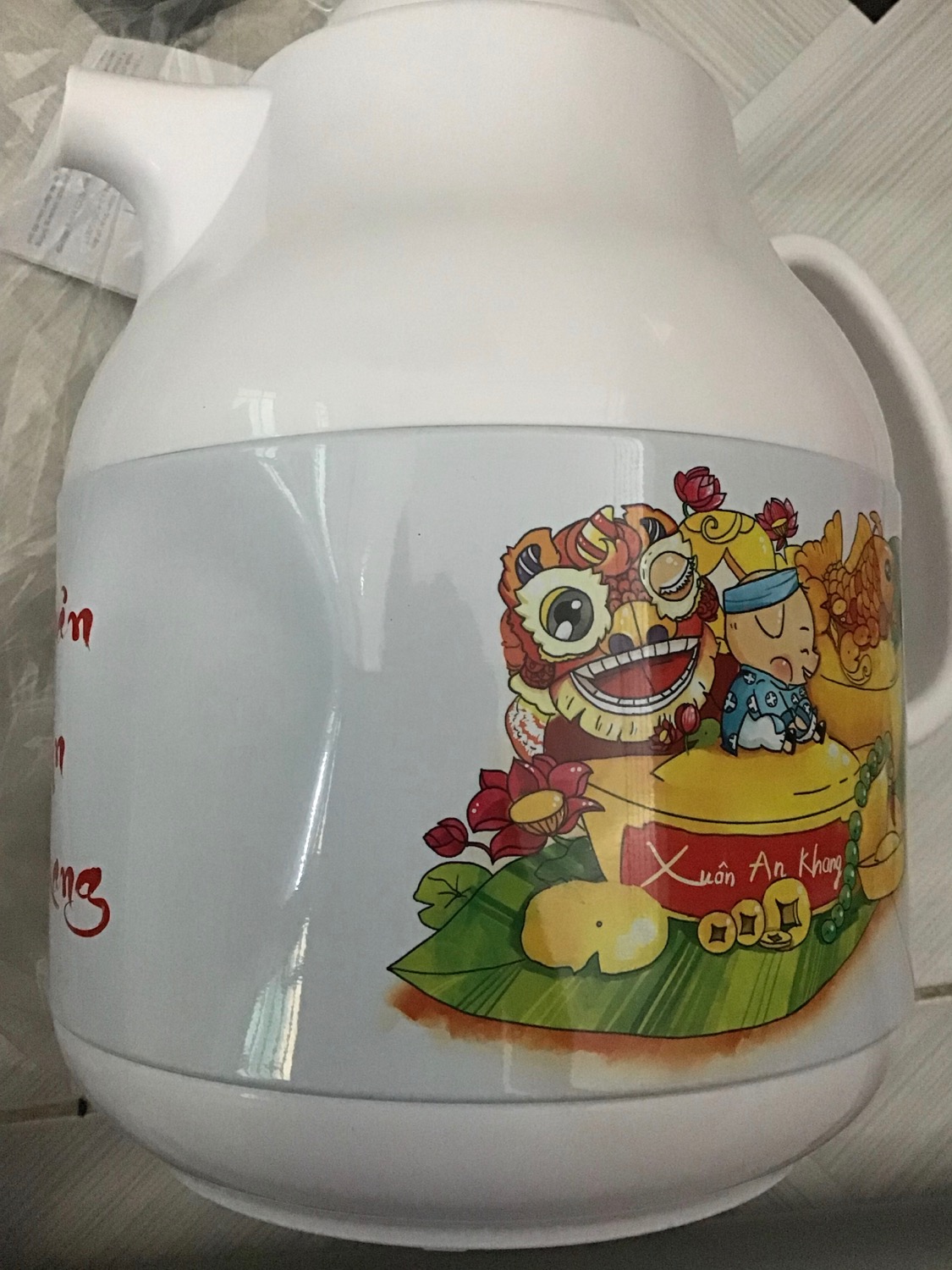 Hàng đến nhà mở ra, thấy khâu đóng hàng quá sơ sài, không có thêm 1 túi nilon nào cả, miệng hộp thì mở bung sẳn rồi, giở tra bên trong bình rất bóng và đẹp, tuy nhiên bị móp 1 bên khá to. Xin đổi lại giúp m với admin ơi.