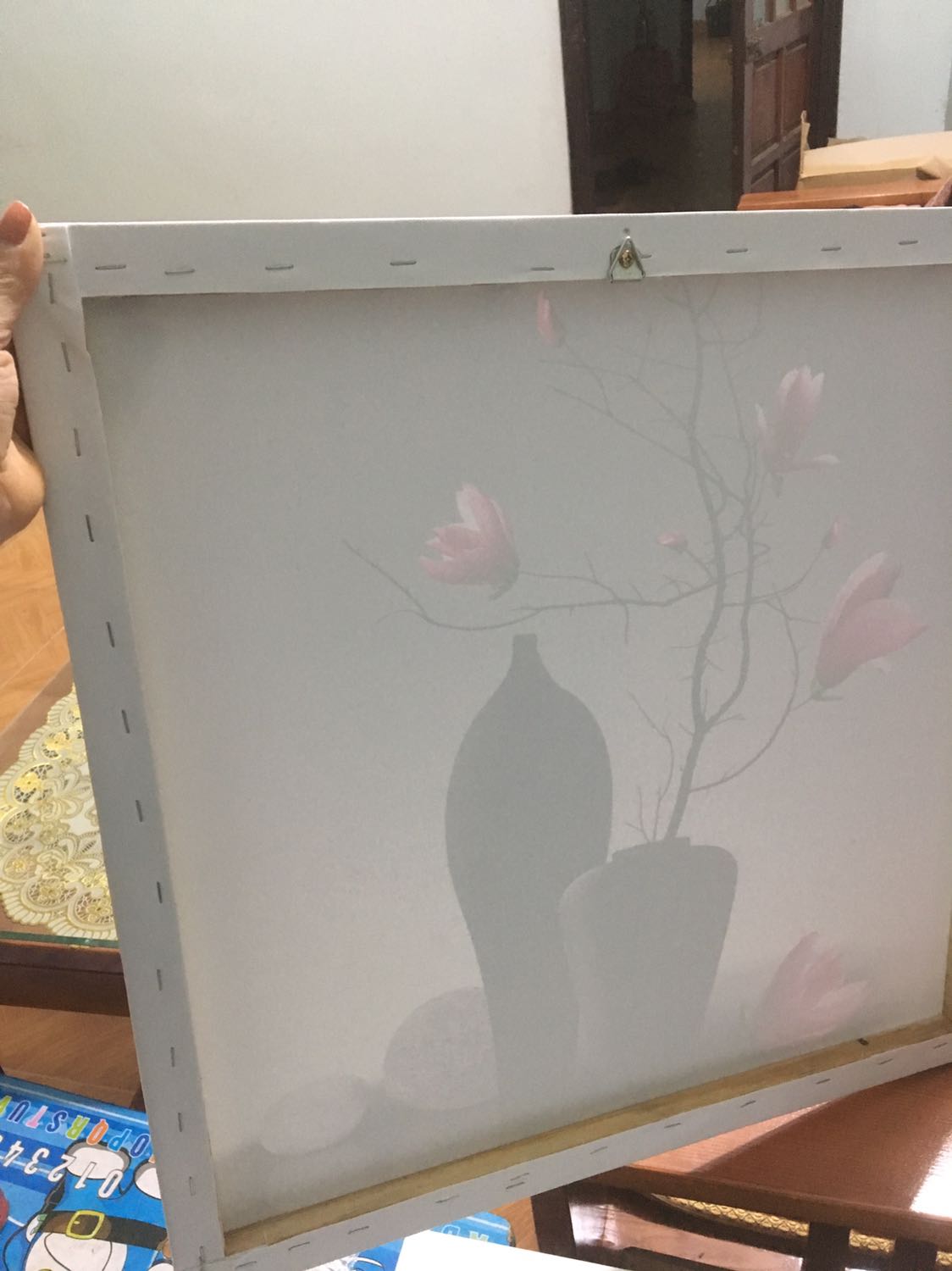 *** đảo, đây là tranh canvas sao ? chỉ là in ra rồi lấy ghim để ghim vào thanh gỗ, in mỗi hình mấy chục nghìn, vậy mà bán hơn 500k 3 bức ? 
quá thất vọng 
1*