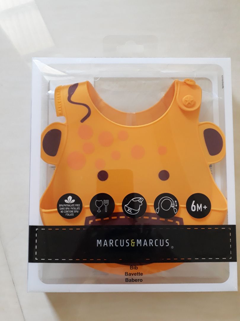 Sản phẩm đẹp. silicon ko bám bẩn. ko mùi.
nhưng giao sp ko đúng mô tả. Bộ sp như hình có cả bát và muỗng. Nhưng khi nhận, chỉ mỗi cái yếm. 
Quan trọng nhất, yếm này là để hứng thức ăn. Nhưg  nó ko đáp ứng đc. Máng thiết kế ko có góc mở, chỉ thẳng đứng 90 độ, rất hẹp tầm 3cm. ko xứng với tầm giá. Quyết định trả hàng. Sản phẩm đẹp. silicon ko bám bẩn. ko mùi.
nhưng giao sp ko đúng mô tả. Bộ sp như hình có cả bát và muỗng. Nhưng khi nhận, chỉ mỗi cái yếm. 
Quan trọng nhất, yếm này là để hứng thức ăn. Nhưg  nó ko đáp ứng đc. Máng thiết kế ko có góc mở, chỉ thẳng đứng 90 độ, rất hẹp tầm 3cm. ko xứng với tầm giá. Quyết định trả hàng.