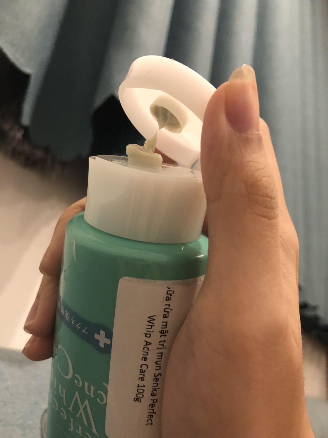 Về shipping: không có gì cần phàn nàn. Bạn shipper là ma xó chỗ tớ rồi, còn có biệt danh trong điện thoại của nhiều chị em.

Về ẩn phẩm:
Tớ đã quay video để định review mà hình như tiki không cho chức năng dùng video. Có mấy ảnh thì một ảnh là dùng ánh sáng trắng, còn lại dùng ánh sáng vàng nên trông hơi khác nhau nhé. Tớ đã check mã vạch và sản phầm hiện ra khớp với tên, mô tả sản phẩm chữ Nhật trông bình thường không nghi nhờ gì hết, còn hạn sử dụng khá lâu (hơn 2 năm) -> đồ thật (trừ khi làm giả tinh vi)
Khi *** thử bên trong thì lúc đầu hơi lo, vì nó ko “lụa” như các thằng perfect whip khác (có để hình), nhưng nếu cố gắng thì vẫn được. -> có vẻ đồ thật
Khi dùng thử lên mặt thì tớ nhận thấy loại này không bọt nhiều như bạn xanh truyền thống.
Nhưng tớ có thử kiếm review trên mạng, thì các quan sát tớ có được không sai biệt lắm. -> đồ thật
Cảm nhận: Lúc tớ dùng thì đang hơi có mụn vỡ, nên dùng hơi xót (nên chú ý thành phần chứa axit salicylic); dùng cảm giác rất sạch như bạn xanh blue truyền thống, nhưng lại ko  thấy ẩm ẩm như được quảng cáo (mặc dù khác biệt cảm nhận được so với xanh truyền thống). Họ quảng cáo 4 tuần, nên nếu có hiệu quả tớ sẽ quay lại mua tiếp và review lần hai!
Hy vọng mọi người thấy hữu ích. Dạo này hàng giả tùm lum chả biết thế nào mà lần.