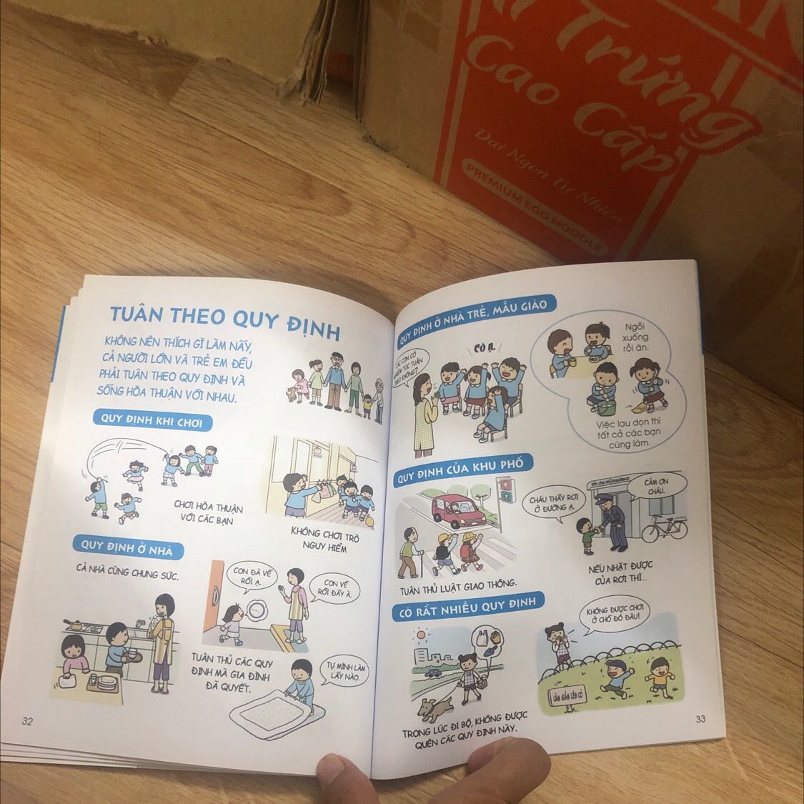 Bé 4 tuổi thích vì sách như truyện tranh, có đối thoại, dùng bộ sách này dạy bé các kỹ năng thường ngày dễ dàng hơn nhiều khi không có sách! Bé thích nên nghe & bắt chước theo!