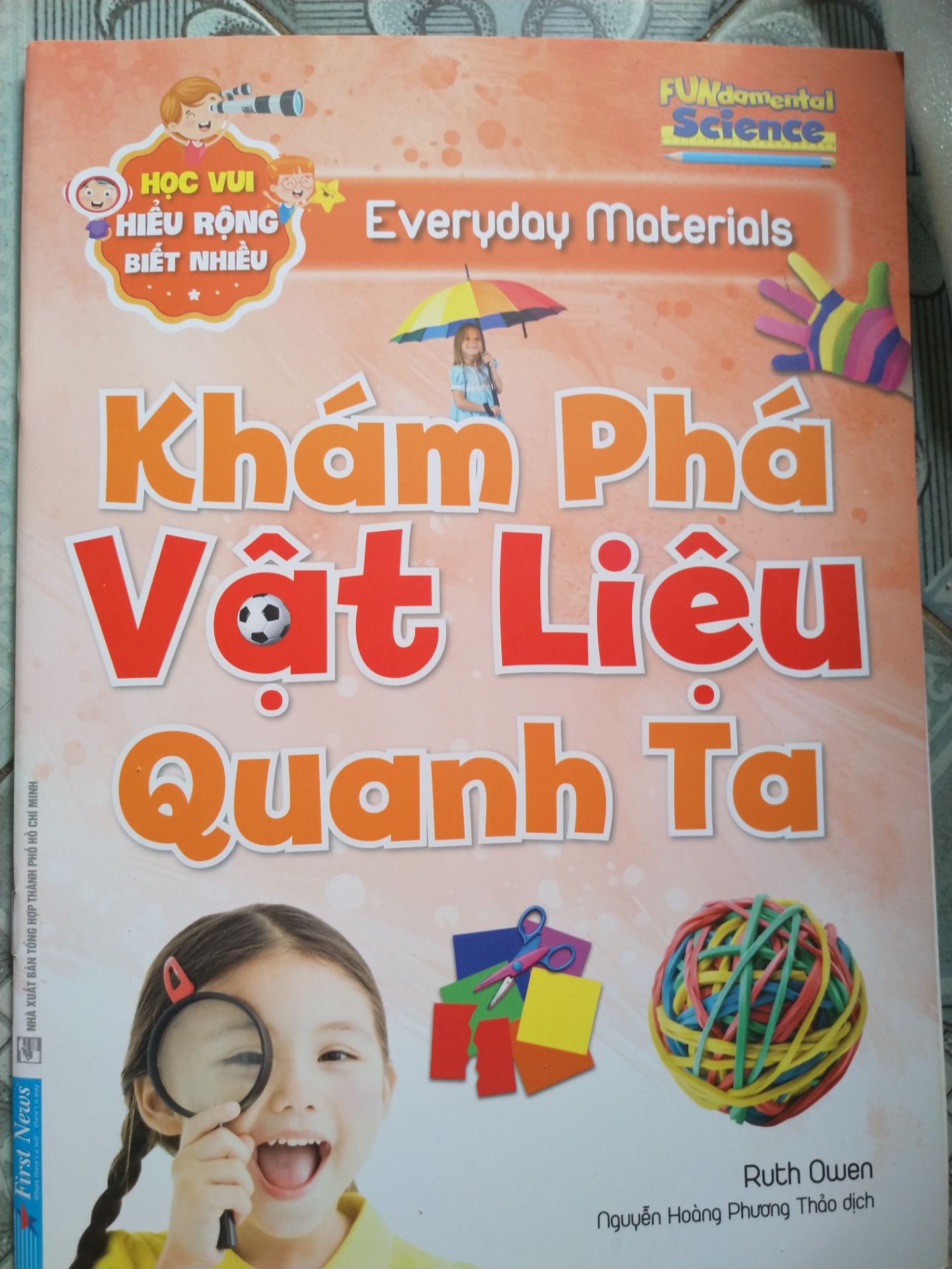 Sách rất đẹp, in màu, giấy cứng, giúp bé hiểu biết về chất liệu các vật liệu quanh bé. Rất nên mua cho bé!