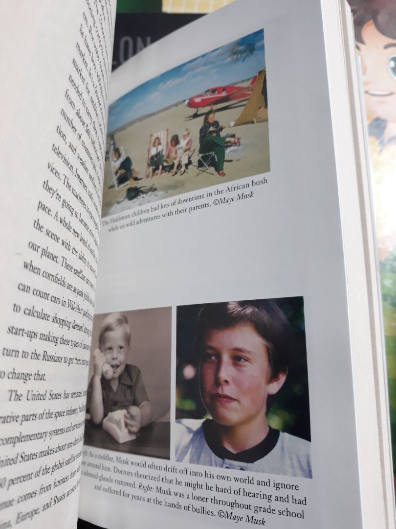 Sách giao nhanh, ngoại quan tốt, sách nhỏ, khoảng 1 gang tay, mang theo tiện, giấy màu vàng, hôi chớ k thơm😵, có vài trang hình Elon in màu, mấy chương đầu hơi chán kể về tuổi thơ, mấy chương sau hay hơn. Nói chung với giá khoảng 80k thì oki phết. Mong Fahasa bán nhiều sách nước ngoài, đặc biệt Sách Chuyên Ngành Y, mình k rành lắm về mua trên Amazon mà thuế cao quá nên hơi ngán $.