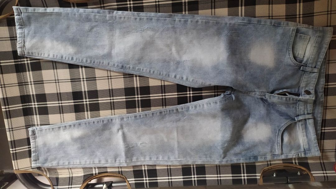 Treo đầu dê bán thịt ***. Quần trong hình màu khác chất vải khác. Cái này vải mỏng, gia công kém trông rẻ tiền thật sự. Nó chỉ như quần vài chục ngàn thanh lý trên vùng cao. Cái đinh túi quần cũng thiếu, vải mỏng khoá nhỏ, nói chung là hàng bỏ mình không mặc được loại này.