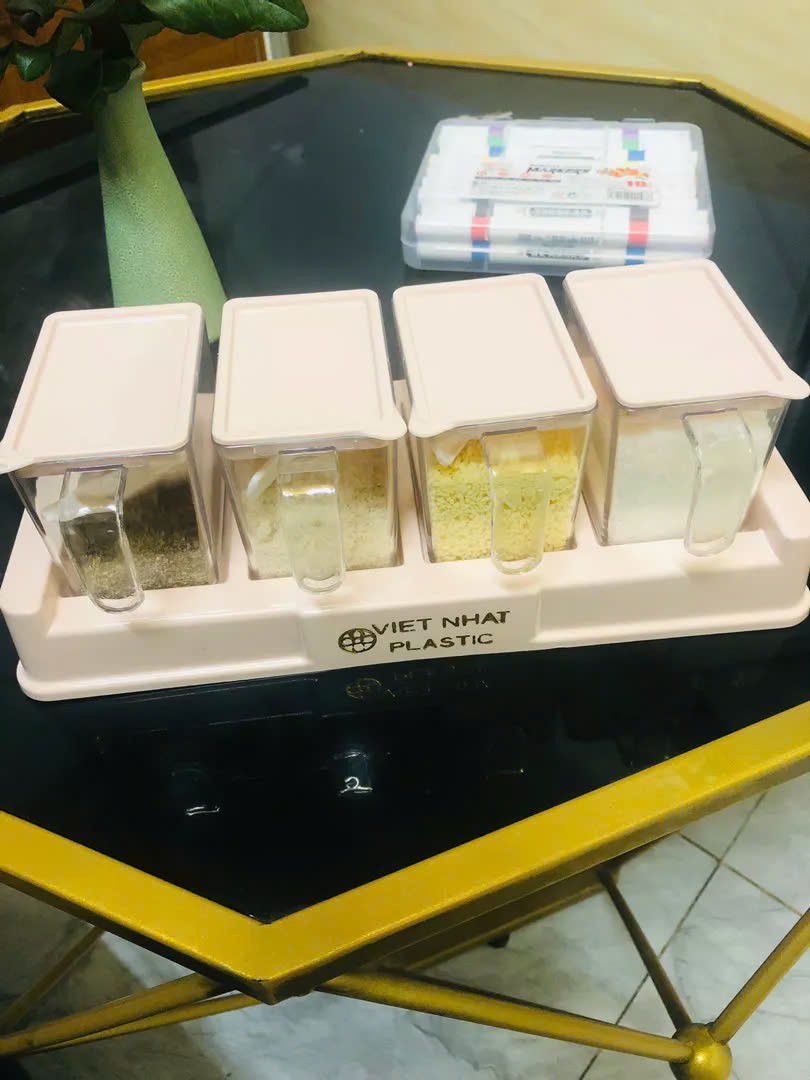 Sốp gói hàng cẩn thận, gửi đầy đủ. Ta nói cái kệ, miếng dán dán rất chắc luôn. Hủ đựng gia vị rất rất xinh. Săn được mấy em này giá rẻ mà cực xinh. 10 điểm k có nhưng. ⭐️⭐️⭐️⭐️⭐️