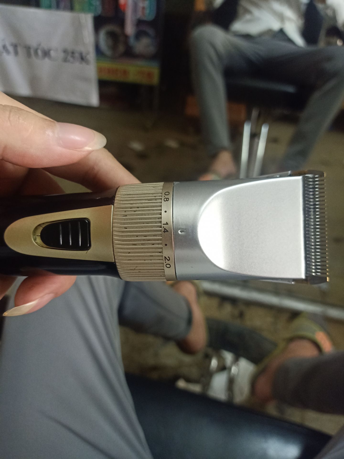 mới dùng 1hôm đã hỏng, bật công tác ko chạy nữa