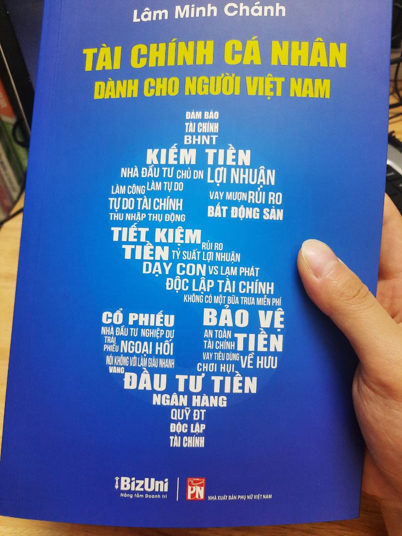 Sách giúp người đọc tiết kiệm thời gian so với tự tìm hiểu trên mạng. Tuy nhiên, nội dung khá hời hợt, mong rằng trong tương lai tác giả sẽ ra mắt những tác phẩm chuyên biệt cho người Việt và phân tích, minh họa, kể chuyện, hướng dẫn rõ ràng như sách của David Bach, Vicky Robin, Joe Dominguez