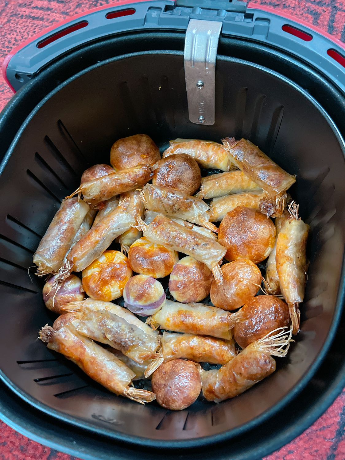 Thấy nhiều người chê mình liều thử mua. Ko ngờ ship nhanh khủng. Đúng giờ. Bọc cẩn thận. Nhận được Nồi bóng loáng, màu đỏ tuyệt đẹp. Ko bị xước gì. Nguyên đai kiện. Tem, bảo hành chính hãng luôn. Và đây là tác phẩm đầu tiên. Giảm nhiệt chút thì mặt trên ko vàng ruộm. Nhg mà ăn rất ngon và thơm phức nhà luôn. Mình để phía ngoài bếp nên máy êm thích lắm. Vote 10 sao luôn nhé