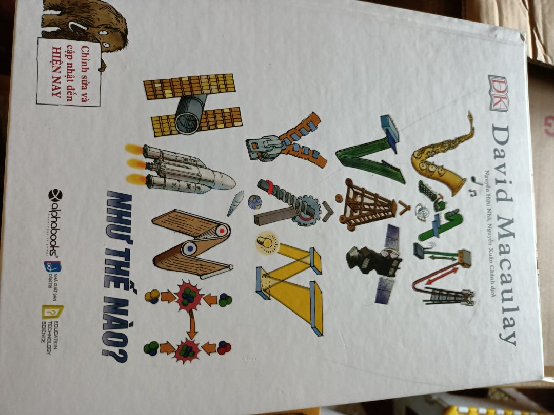 mình thích quyển này từ lúc thấy ở thư viện trường. giờ mua được thì thích như trân bảo :))). đây ko phải sách giải trí. đây là sách về vật lý kĩ thuật nên ai có đam mê hẵng mua đọc nhé. ko dễ đọc hết được vì khó và cao cấp. hình vẽ đỡ khô khan hơn nhiều