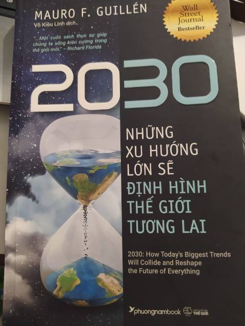 Giao hàng nhanh không tưởng, mình mua nhiều sách và sp trên tiki rồi, chưa bao giờ thất vọng. Quay về cuốn sách 2030, tác giả cho chúng ta những dự báo có căn cứ về năm 2030 đang đến rất gần về nhân khẩu học, công nghệ, tài chính,... Nói chung, bạn nào tò mò về thế giới năm 2030 và muốn trang bị những kỹ năng, kiến thức mới để thích nghi với thế giới mới thì mình khuyến nghị nên đọc cuốn này nhé.