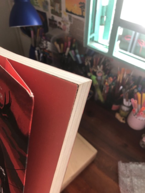 Sách bị gãy mép, các trang sách cong queo và có hẳn 1 cọng tóc bên trong, đóng gói sơ sài mình còn không nghĩ đây là sách mới nữa cơ :))))))) với giá 150k mà chất lượng như này là quá thất vọng luôn ấy. Mua sách nhờ xem booktok mà giờ ko lẽ lại làm content bass chất lượng sách. Chỗ bán mà khác Tiki Trading là mình cũng đắn đo lắm ấy không ngờ sách kém chất lượng thật :))))))))