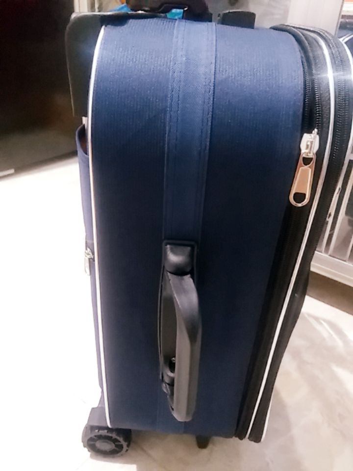 mua laka mà shop giao TN. Nản cái kiểu làm ăn mặc kệ này wa. 
sp thì tạm ổn với cái giá 360k. k chắc chắn nên mấy bạn xài thường hoặc bỏ đồ nặng nhìu nên cân nhắc nha. này chỉ thích hợp đi du lịch ngắn ngày tầm 5-7bo đồ ạ và ít đồ linh tinh. 
m do cbi bay rồi nên cũng k trả đổi j nửa. lần sau các bạn mua nên mở ra xem đúng so đặt nha.