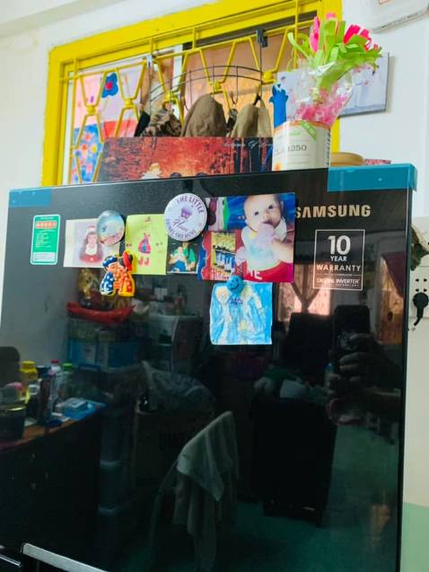 Mua từ 27.10.2021 tới nay là gần 1 tháng rưỡi, chất lượng 5 sao, giao hàng nhanh, tiết kiệm điện! Theo dõi hóa đơn điện 2 kỳ thấy ko nhỉn bao nhiêu cả! Góc nhà sang trọng hẳn lên! Nóc & cánh tủ lạnh có thể trang trí rất đẹp! 
Duy nhất cánh tủ dễ bám vân tay, dấu tay để lại nhiều là hông zui lắm thoai ah! 4,5 sao nhưng cho 5 sao luôn để ủng hộ SAMSUNG - KOREA vì đặt nhà máy ở VN nà!