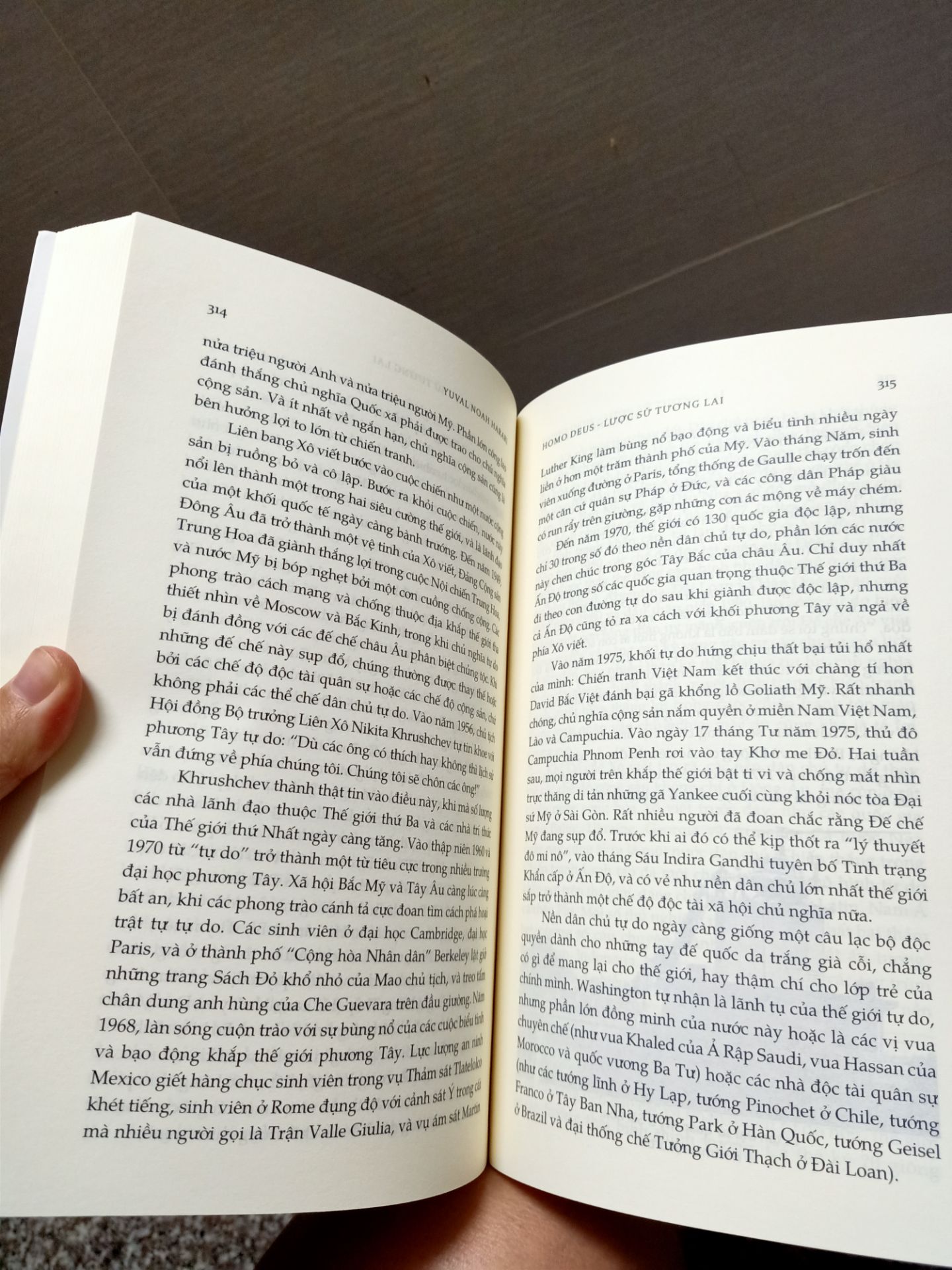 Bìa sách hơi cũ, bị móp và tưa bìa nhẹ, gáy bìa đóng cũng không được đẹp như cuốn Sapiens (khác nxb), keo dán lem nhem, lật giở có cảm giác gãy (nhưng bên trong thì gáy sách ổn, lật giở khá nhẹ). 
Chưa đọc nội dung nhưng có nhiều người recommend nên đặt mua. 
Tiki giao hàng nhanh.