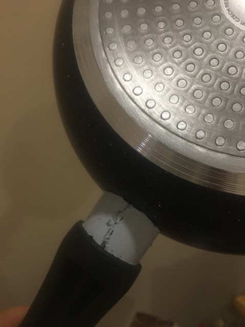 Chảo bị méo và cuống chảo tróc sơn nhìn chắp vá, mua mới mà nhìn rất chán, chưa dùng thử k biết chất lượng lòng chảo như thế nào. Khá là thất vọng