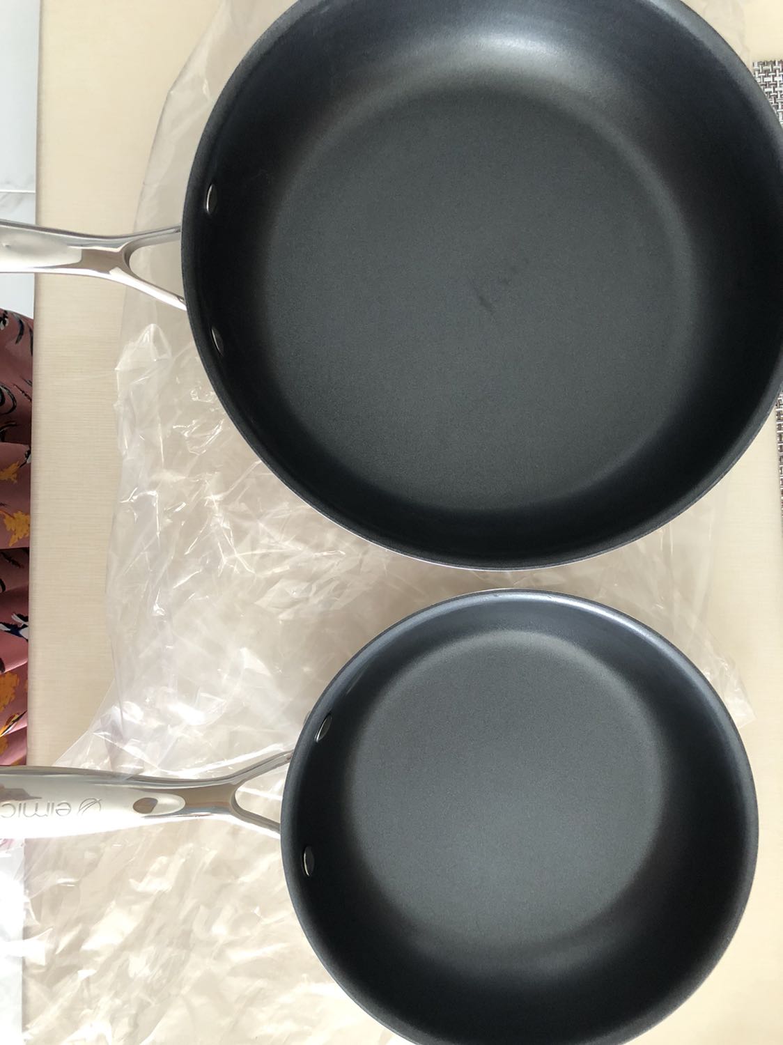 Tiki giao hàng nhanh, đóng gói cẩn thận nhưng mà chảo 26cm có vết trong lòng chảo, mình rửa ko ra. Chưa sử dụng nên chưa biết xài với bếp từ có tốt ko