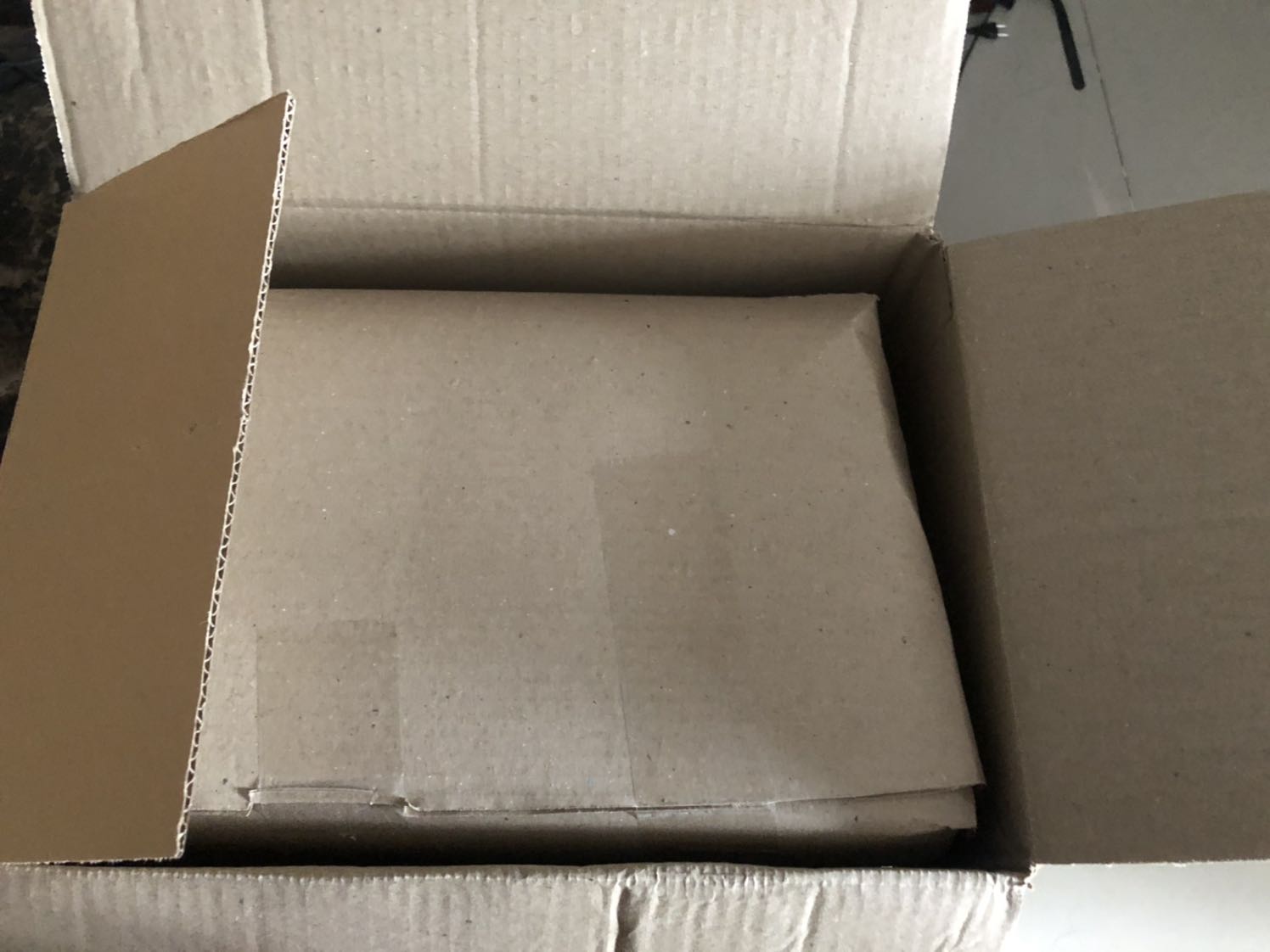 Mua 10 chai thì bể hết 1 chai, chắc là do vận chuyển.
Nhưng mà khâu bao gói cũng ko cẩn thận, đặt 10 chai kế nhau có khoảng trống chắc chắn bị va chạm.
Sao shop ko bọc từng chai như vậy sẽ ko bị bể chứ nhỉ? Còn khoảng trống thì nhét giấy vào....
Nói chung mấy chai thuỷ tinh nhìn ok, mỗi tội bị bể thôi
Tiki giao hàng nhanh