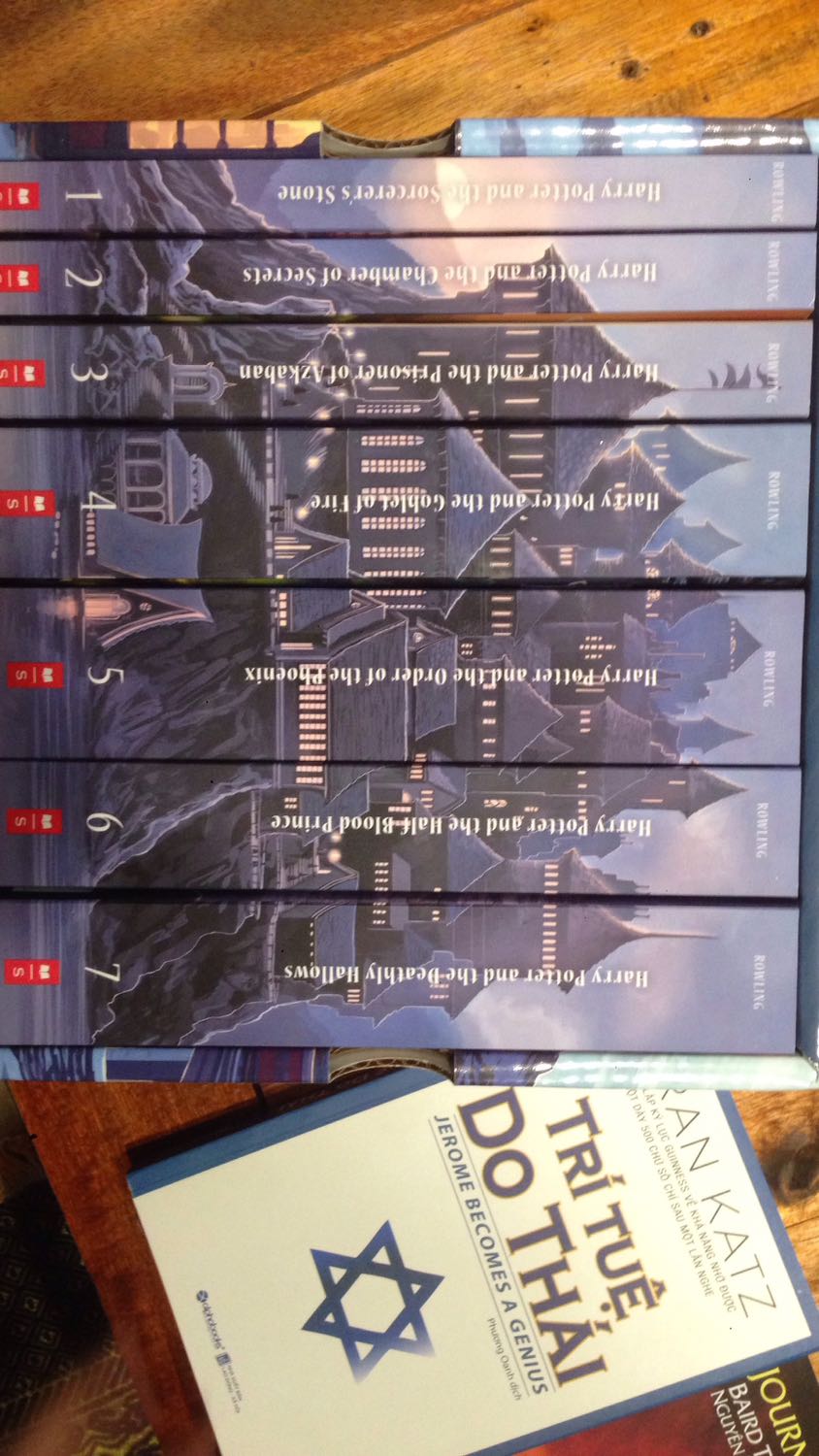 Mua hàng lúc giá sale . Giá tốt tuy nhiên sản phẩm màu nhạt hơn trong hình. Nhìn nhỏ hơn vì nghĩ là sẽ hộp sách bự hoành tráng. Sách bìa mềm chữ nổi. Chỉ có hộp bìa cứng nhuwng Nhìn ko sang lắm . Chỉ như thùng giấy thường in ảnh phía ngoài thôi. ( nhìn hình se rõ )Nói chung với giá này và ngoại văn thì được rồi ko đòi hỏi nhiều . Tuy nhiên mình có đặt hàng 2 lần trong đợt sale. Lần 1 giao hàng làm hỏng hết góc hộp Sherlock Holmes mình đã chấp nhận và gọi báo tiki cẩn thận giùm đơn hàng này là đừng để quăn góc. Vậy mà mở thùng hàng này ra ko hề có 1 miếng xốp đệm , toàn sách là sách và 1 cái Bill. Quá thất vọng về cách tiki làm việc. Review nhằm đóng góp giúp những bạn mua sau cẩn thận hơn.