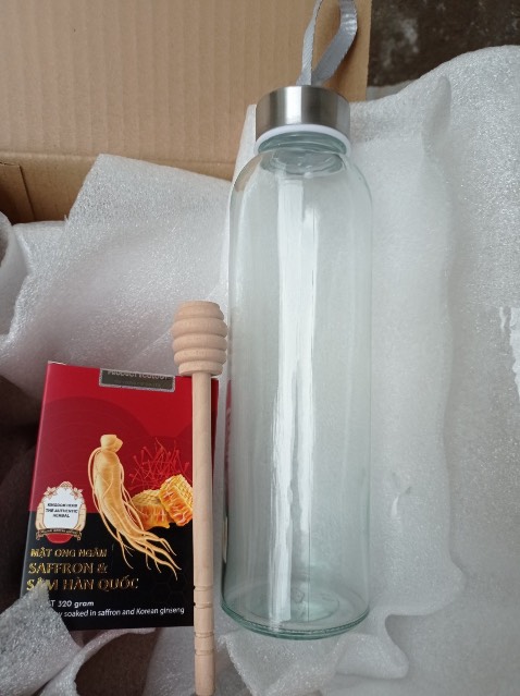 sản phẩm nguyên vẹn rất ok, giao hàng đóng gói cẩn thận, giao nhanh, vị dễ uống, mật ong vị ngọt nhẹ chứ không gắt, mùi sâm thơm cực, que lấy mật bằng gỗ đảm bảo chất lượng sp