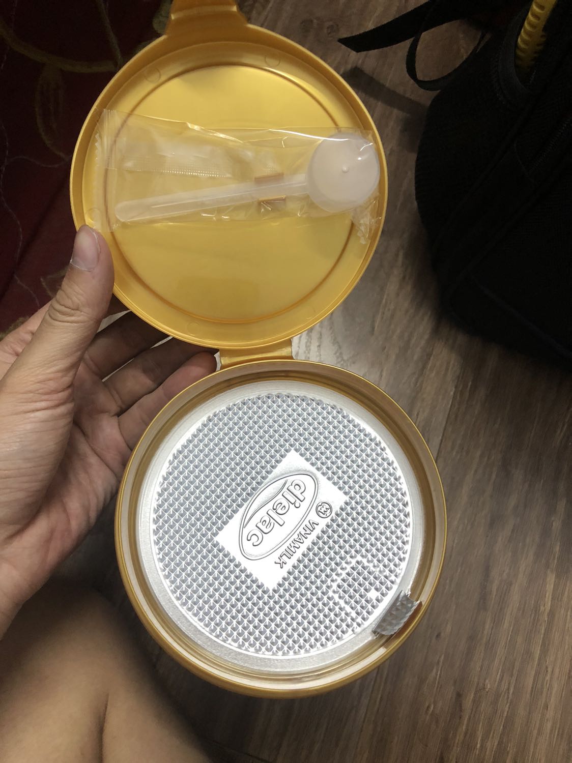 Sửa có hạn sử dụng lâu, tuy nhiên không biết kiểm tra chính hãng sao. Gọi lên tổng đài Vinamilk thì nói mua tiki tranding thì yên tâm. Nói chung là cũng yên tâm