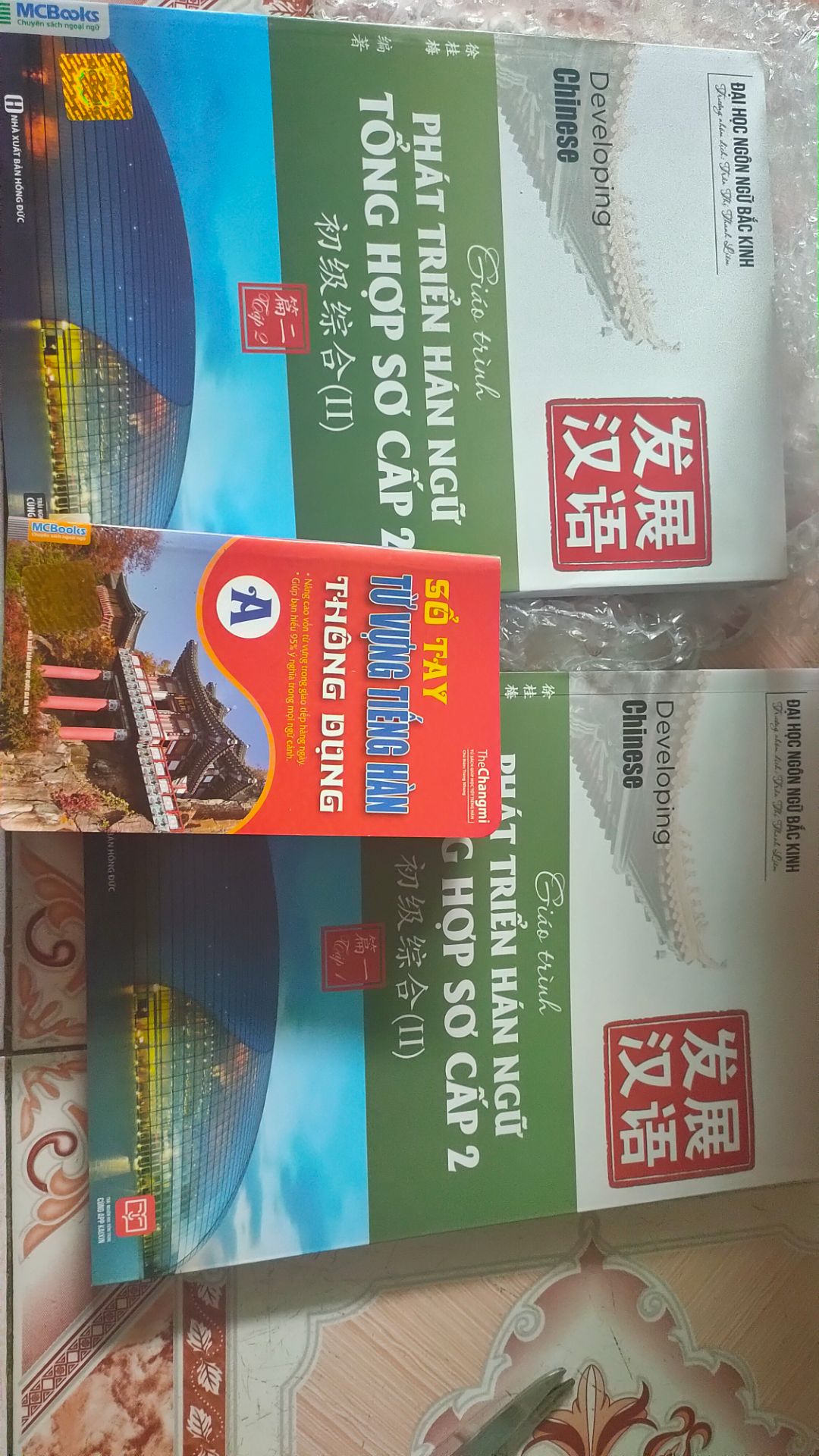 giao sai sách tặng kèm, ghi tặng sách tiếng trung mà giao sách tiếng hàn :(((