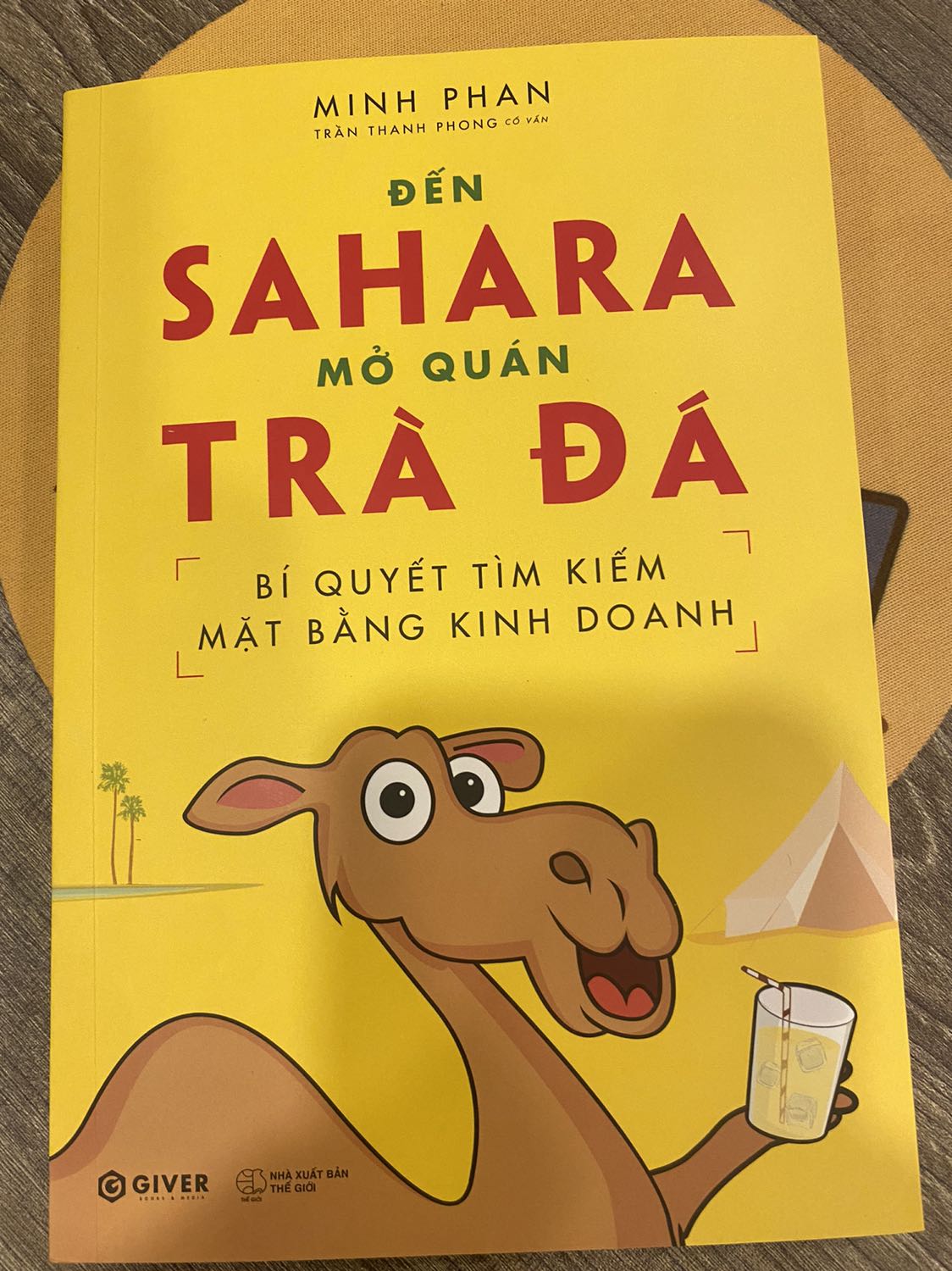 Mình rất vui vì là 1 trong những người mua sách đầu tiên của tác giả. Thú thật đang trong giai đoạn bấp bênh của khởi nghiệp, bị chủ nhà đòi lại mặt bằng😭😭 Mình giành nguyên đêm hôm qua để đọc, quyển sách này như vị cứu tinh giúp mình có tinh thần để cố gắng làm lại từ đầu, mình sẽ áp dụng những kiến thức trên và hy vọng sẽ thành công hơn lần đầu ☺️☺️☺️